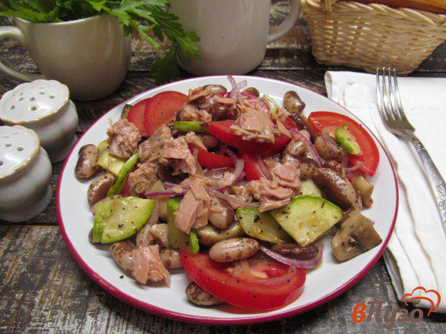фото рецепта: Салат с консервированным тунцом с фасолью и кабачком