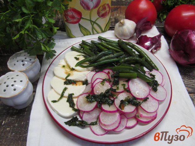 фото рецепта: Салат из редиски с фасолью и моцареллой
