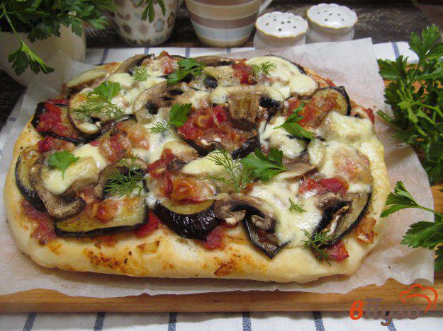 фото рецепта: Пицца с баклажаном и грибами с томатным соусом