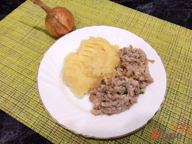 фото рецепта: Рисово-рыбный салат с консервированным горошком