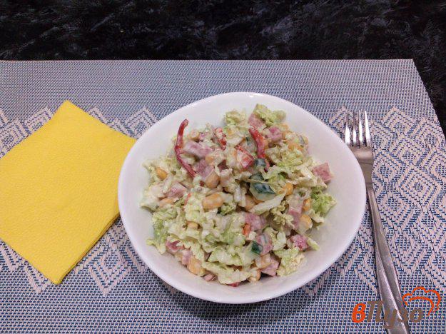 фото рецепта: Салат с пекинской капустой кукурузой и колбасой