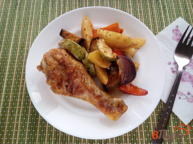 фото рецепта: Куриные голени с овощами в духовке