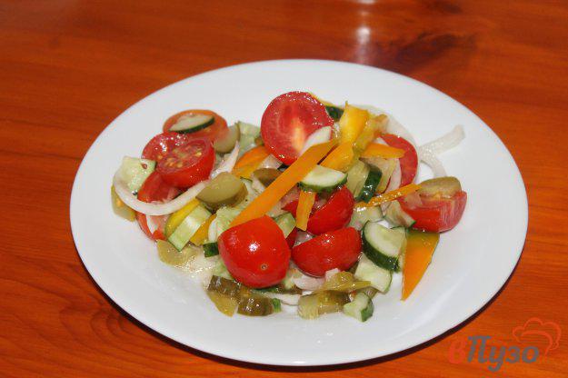 фото рецепта: Салат из помидоров черри, лука и соленого огурца