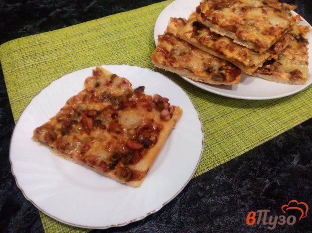 фото рецепта: Пицца на слоеном тесте с колбасными изделиями и шампиньонами