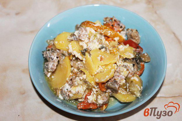 фото рецепта: Картофель с овощами и свининой в духовке