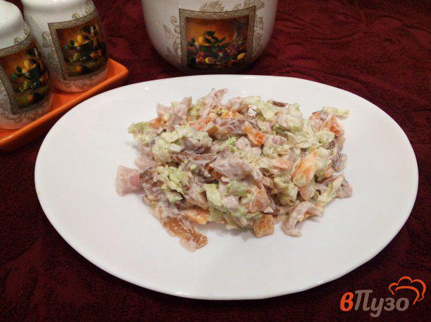 фото рецепта: Капустный салат с копченым окорочком