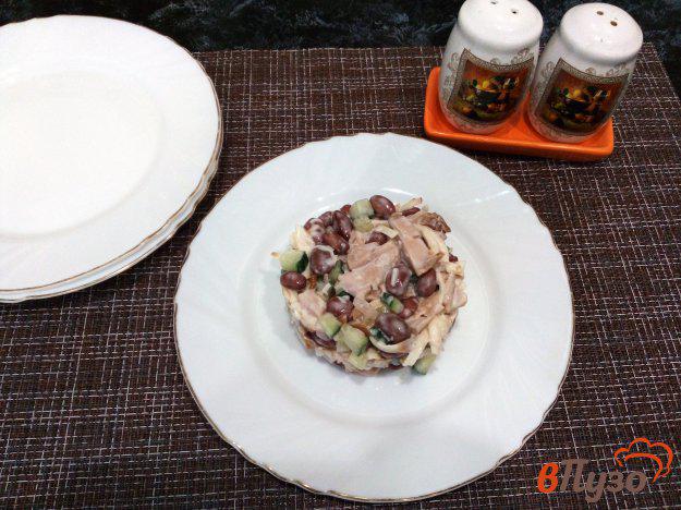фото рецепта: Салат с копченостями и консервированной фасолью
