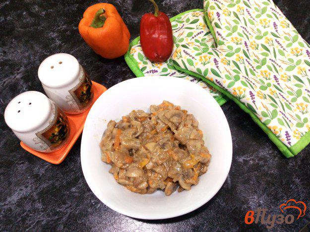 фото рецепта: Тушеные грибы с овощами и майонезом