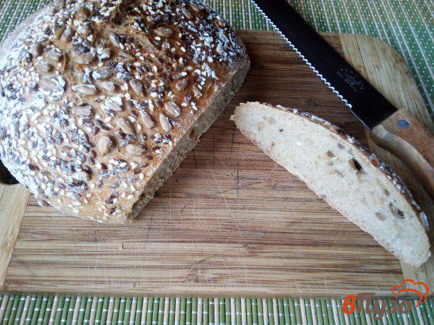 фото рецепта: Хлеб на ржаной закваске с семенами льна кунжутом и семечками