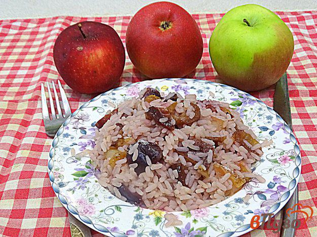 фото рецепта: Рисовая каша со сливами и яблоками