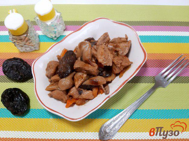 фото рецепта: Свинина тушеная с грибами и черносливом