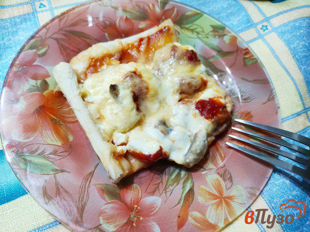 фото рецепта: Пицца на слоёном тесте с грибами, курицей и двумя видами сыра
