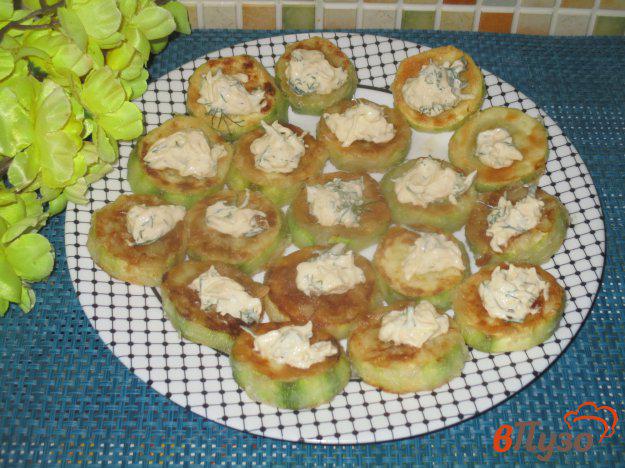 фото рецепта: Жареные кабачки под сырно-майонезным соусом