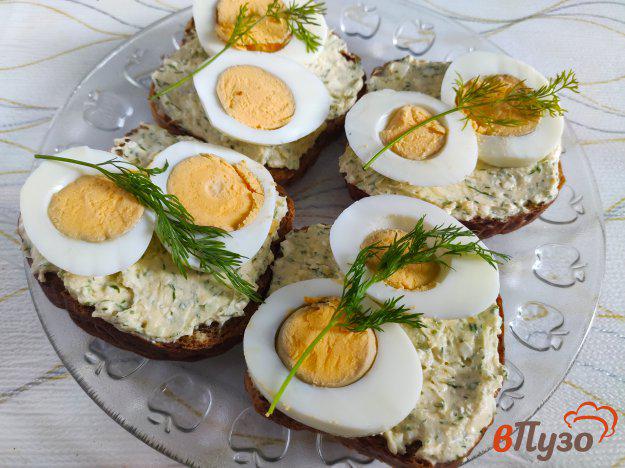 фото рецепта: Бутерброды с сыром фета и яйцом