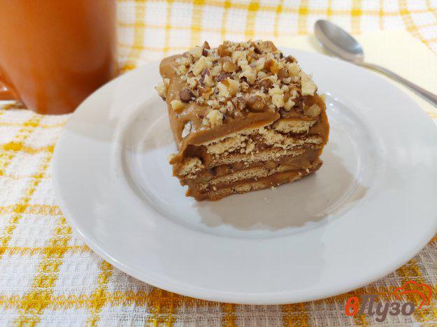 фото рецепта: Торт из печенья со сгущенкой и грецкими орехами