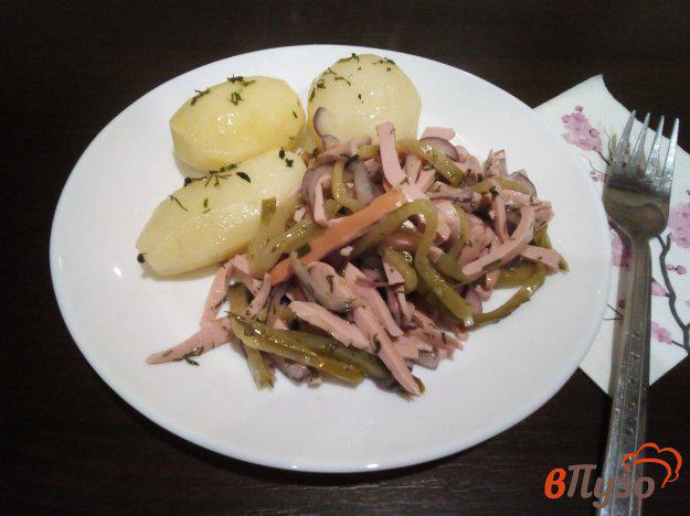 фото рецепта: Салат из сосисок и маринованных огурцов
