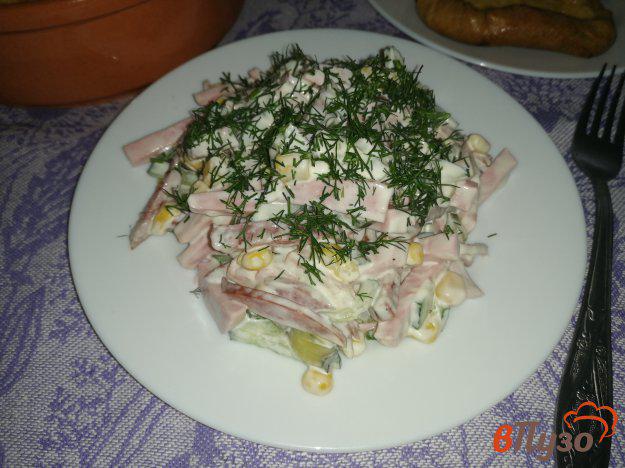 фото рецепта: Салат из колбасы с кукурузой и огурцами