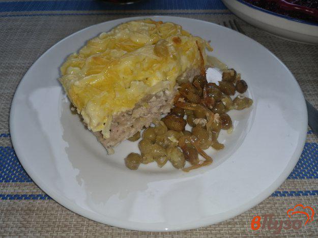 фото рецепта: Свинина запеченная под сыром с луком и горошком