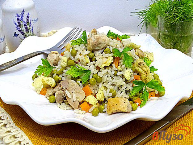 фото рецепта: Рис с курицей и овощами на сковороде
