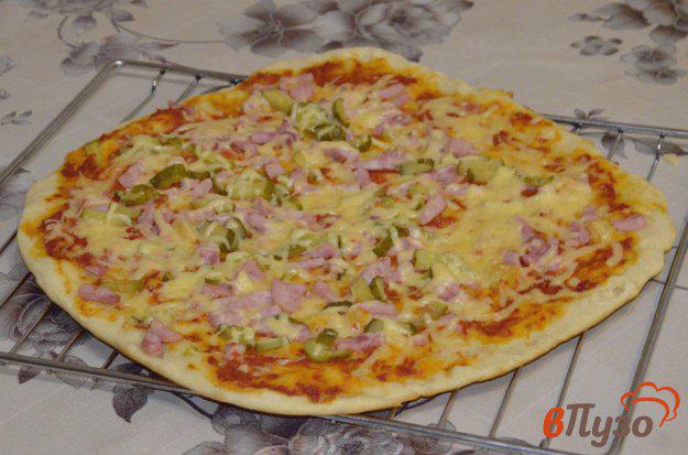 фото рецепта: Пицца с ветчиной и сыром на тонком дрожжевом тесте