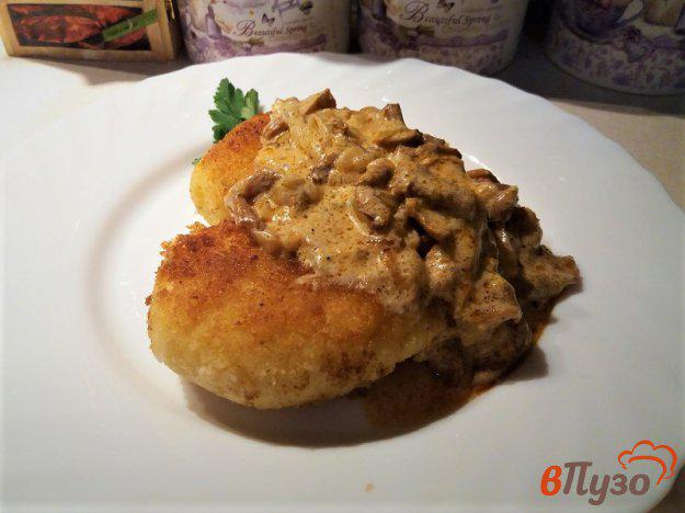 фото рецепта: Картофельные котлеты с грибным соусом из лисичек