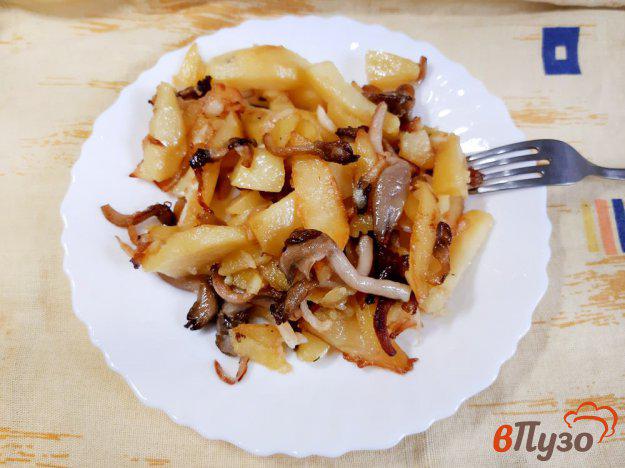 фото рецепта: Картошка жареная с грибами и сельдереем