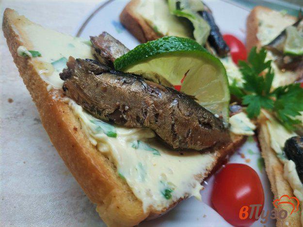 фото рецепта: Бутерброды со шпротами и плавленым сыром