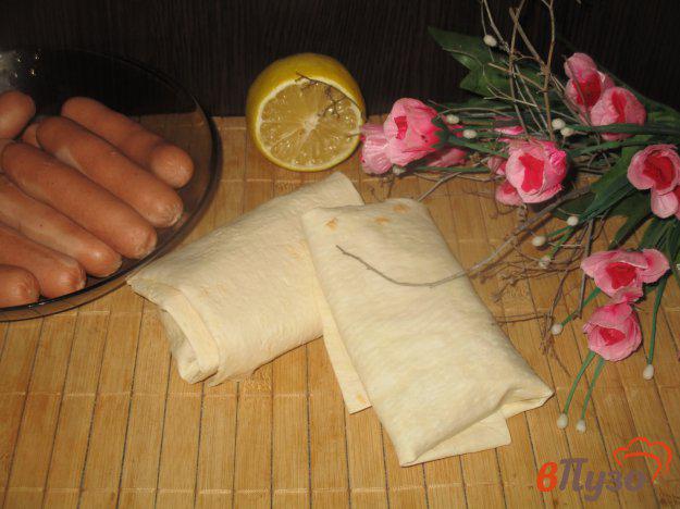 фото рецепта: Сосиски в лаваше с болгарским перцем и маринованным красным луком