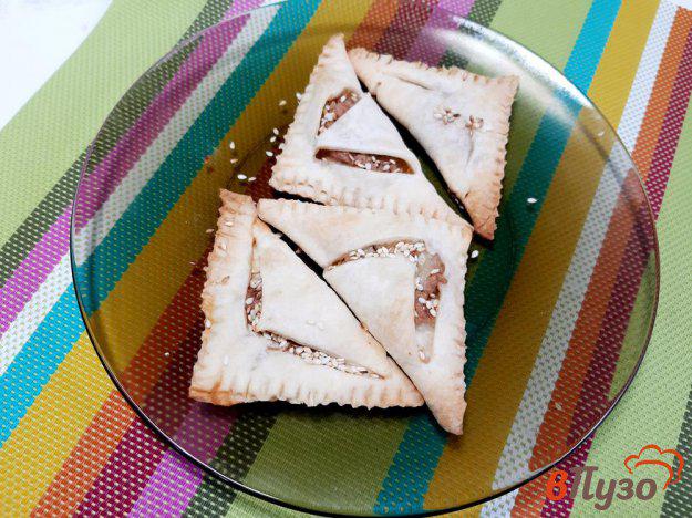 фото рецепта: Слойки треугольники с рыбной консервой и сыром