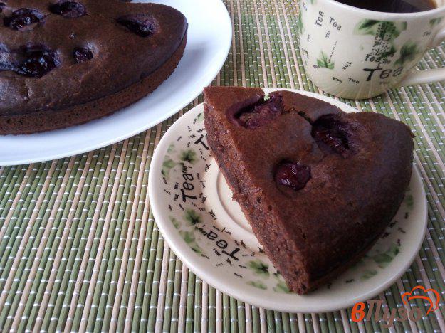 фото рецепта: Шоколадный пирог на йогурте с вишней