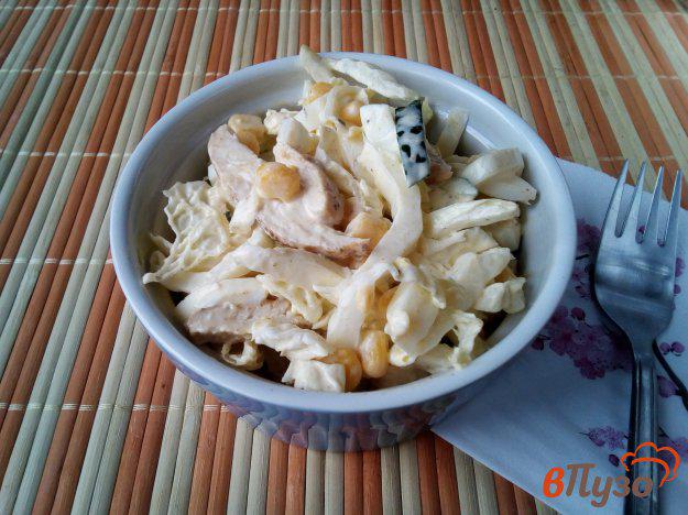 фото рецепта: Салат из пекинской капусты с кукурузой и курицей