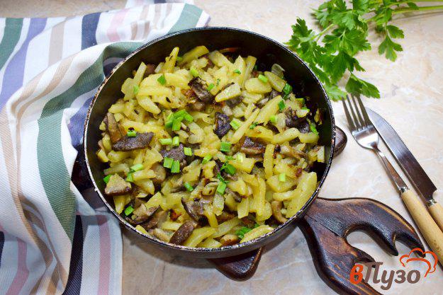 фото рецепта: Лесные грибы с картофелем на сковороде