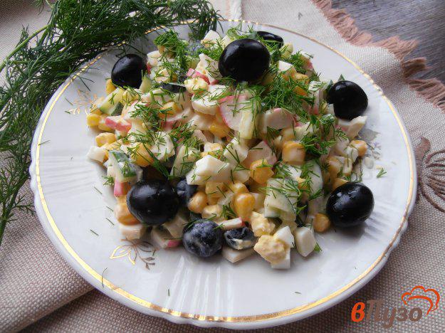 фото рецепта: Салат с крабовыми палочками и маслинами
