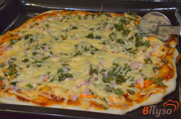фото рецепта: Пицца на дрожжевом тесте с морковью и ветчиной