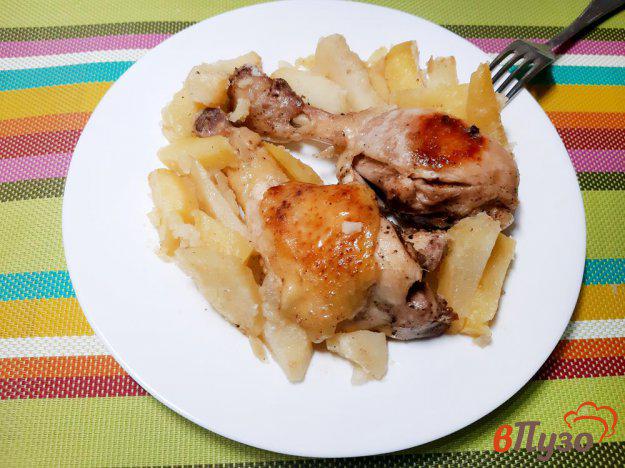 фото рецепта: Куриные голени с картошкой в рукаве