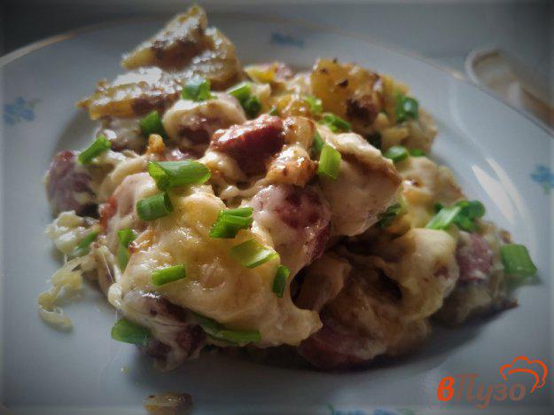 фото рецепта: Запеченный картофель с колбасками и сыром