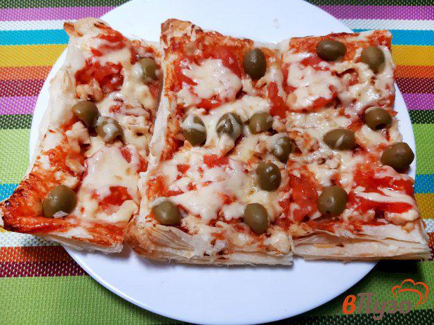 фото рецепта: Пицца с курицей и оливками на слоеном тесте