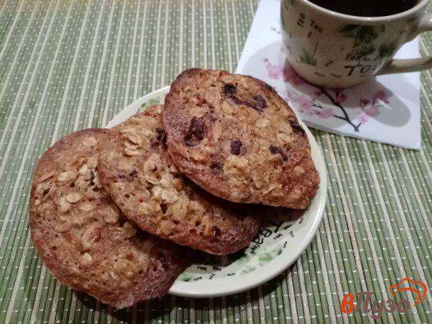 фото рецепта: Овсяное печенье с изюмом и шоколадом