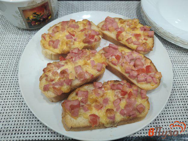 фото рецепта: Пицца на батоне с колбасой и помидором
