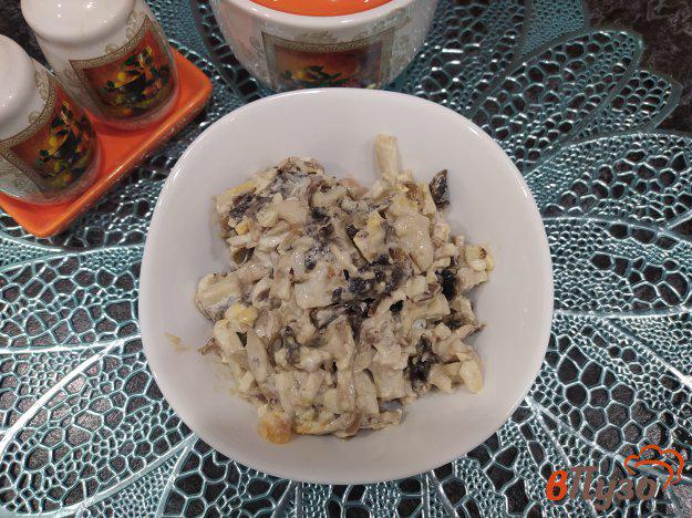 фото рецепта: Грибной салат с кальмарами и яйцами