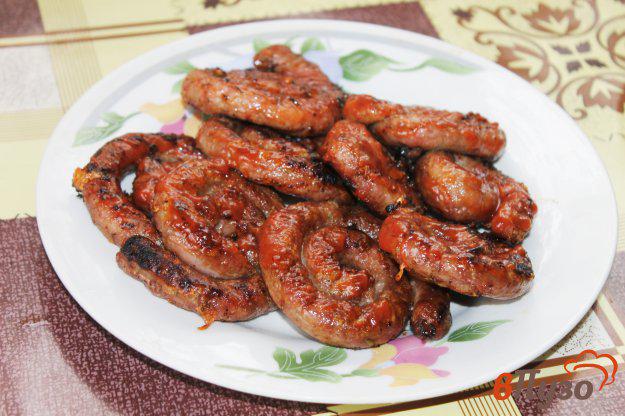 фото рецепта: Колбаски свино - говяжие на гриле в соусе