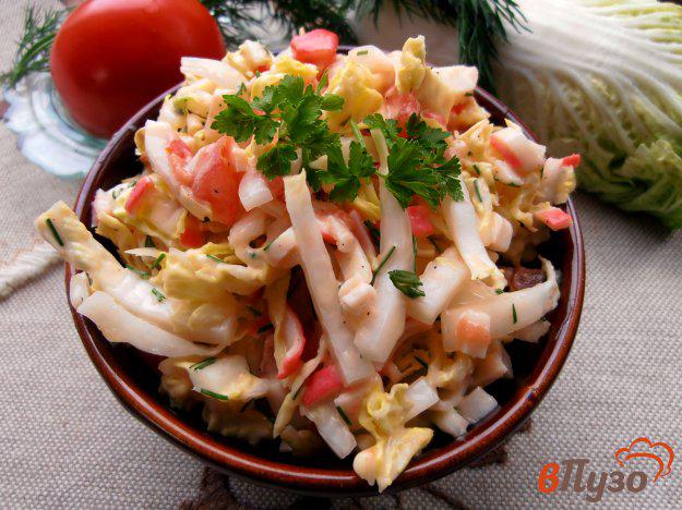 фото рецепта: Салат из пекинской капусты с крабовыми палочками и помидорами