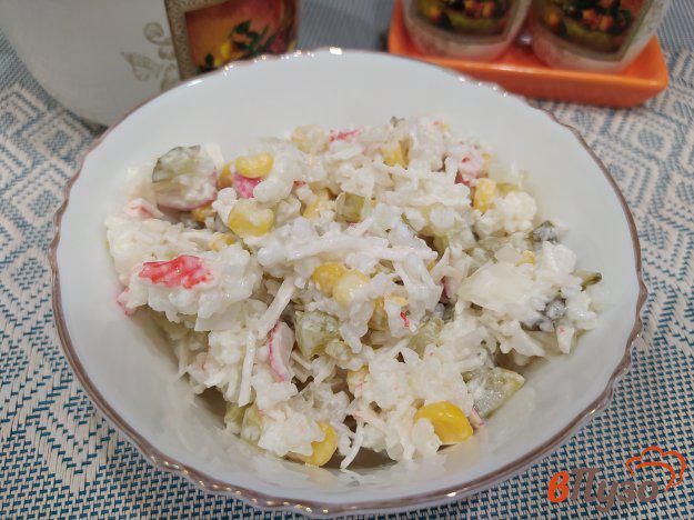 фото рецепта: Крабовый салат с солеными огурцами и вареным рисом
