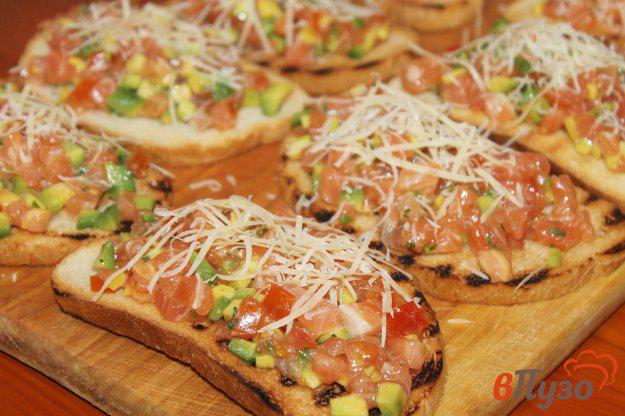 фото рецепта: Бутерброды с красной рыбой авокадо и сыром