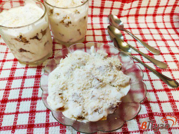 фото рецепта: Бисквитный десерт со сметанным кремом и кокосовой стружкой