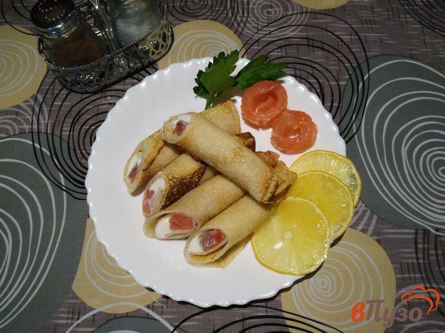 фото рецепта: Соленые блинчики с лососем и сыром филадельфия