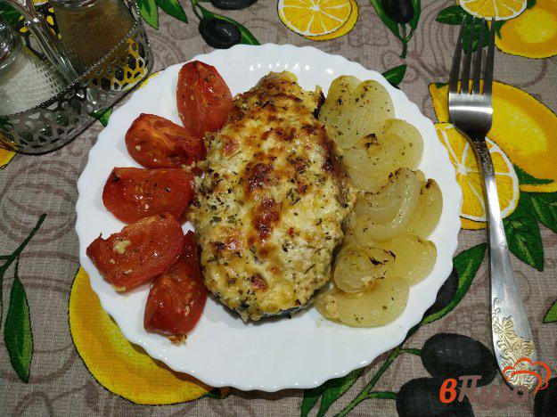 фото рецепта: Запечённый толстолобик под сырной корочкой с помидорами и луком