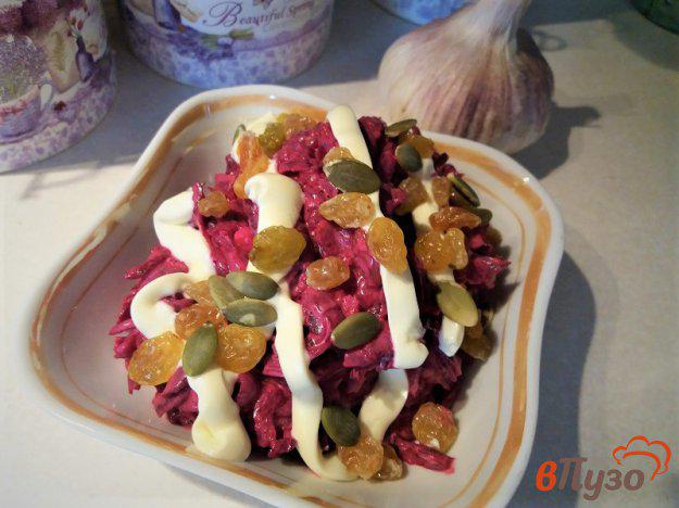 фото рецепта: Салат из свеклы с изюмом и чесноком