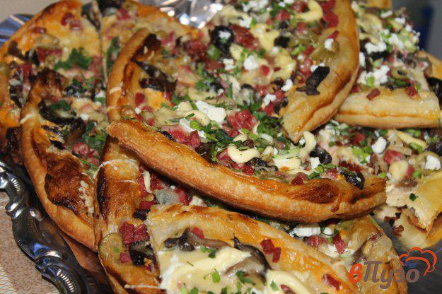 фото рецепта: Пицца на слоеном тесте с колбасой грибами и оливками