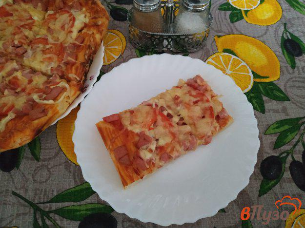 фото рецепта: Пицца с колбасой, помидорами и луком